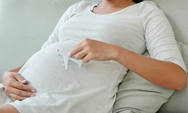 Mulher Grávida Segurando Modelo Avião Sua Barriga Conceito Viagem Grávida — Fotografia de Stock