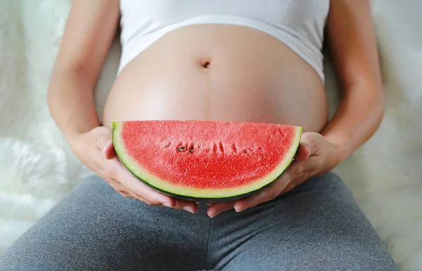 Gravid Kvinna Som Håller Skivad Vattenmelon Sin Mage — Stockfoto