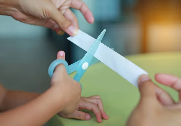 Kinderhände Mit Plastikschere Schneiden Papier Und Mutter Hilft Papier Halten — Stockfoto