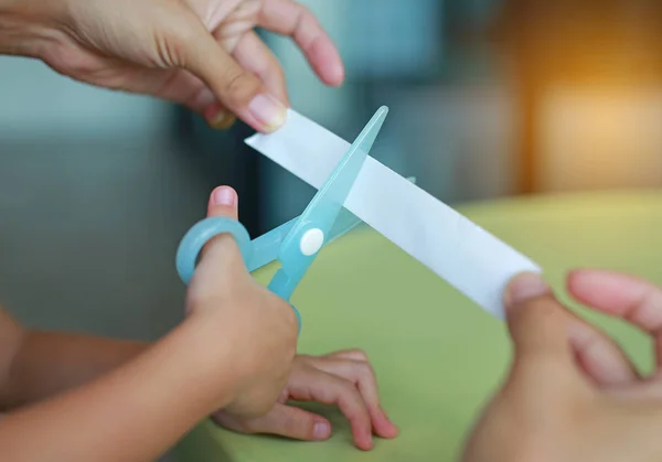 Mani Del Bambino Con Forbici Plastica Tagliano Carta Madre Aiutano — Foto Stock