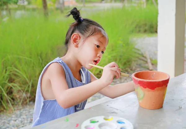 Peinture Enfant Portrait Petite Fille Amusant Peindre Sur Terre Cuite — Photo