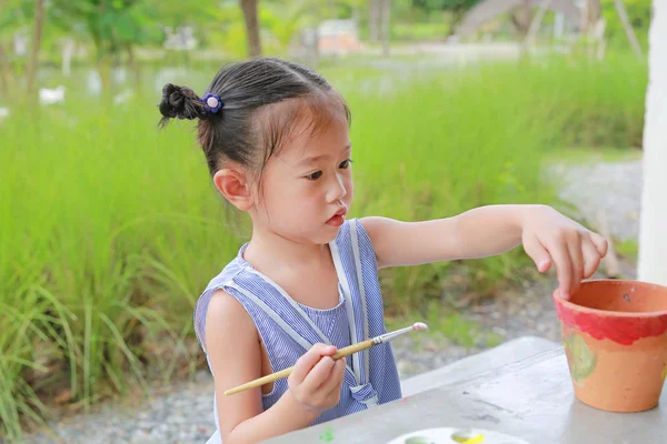 Peinture Enfant Portrait Petite Fille Amusant Peindre Sur Terre Cuite — Photo