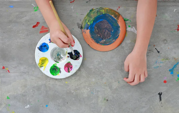 Kinderhände Malen Mit Pinsel Und Aquarell Ansicht Von Oben — Stockfoto