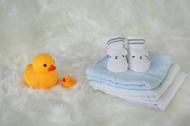 Öğe koleksiyonunu beyaz kürk üzerinde yeni doğan bebekler için.