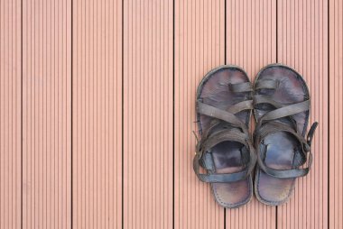 Mens yaz kahverengi deri sandalet ahşap tahta arka plan üzerinde