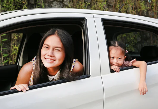 Glückliche Junge Frau Und Ihr Kleines Mädchen Das Einem Auto — Stockfoto