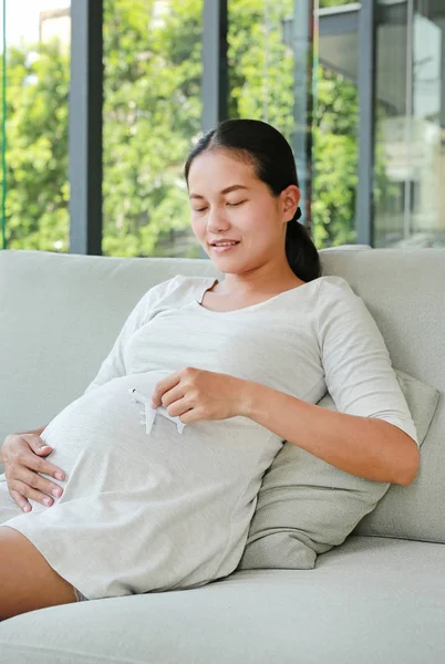 Těhotná Žena Model Letadla Břiše Těhotné Cestující Koncept — Stock fotografie