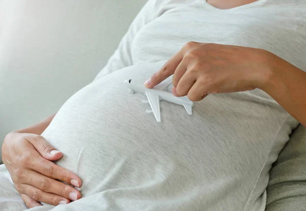 Mulher Grávida Segurando Modelo Avião Sua Barriga Conceito Viagem Grávida — Fotografia de Stock