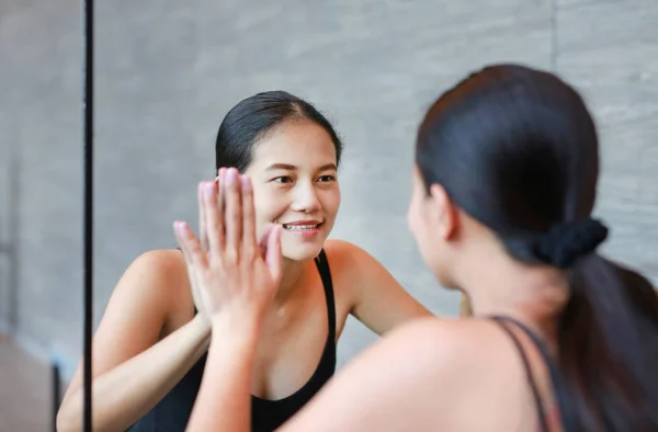 Rosto Sorrir Jovem Mulher Asiática Olhando Para Seu Reflexo Espelho — Fotografia de Stock