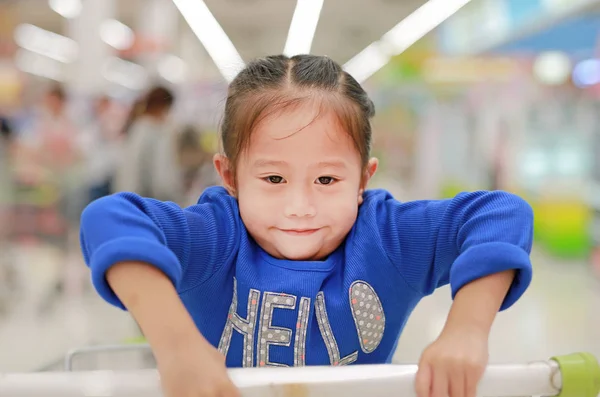 Glimlachend Kindje Meisje Zit Kar Tijdens Familie Winkelen Markt — Stockfoto