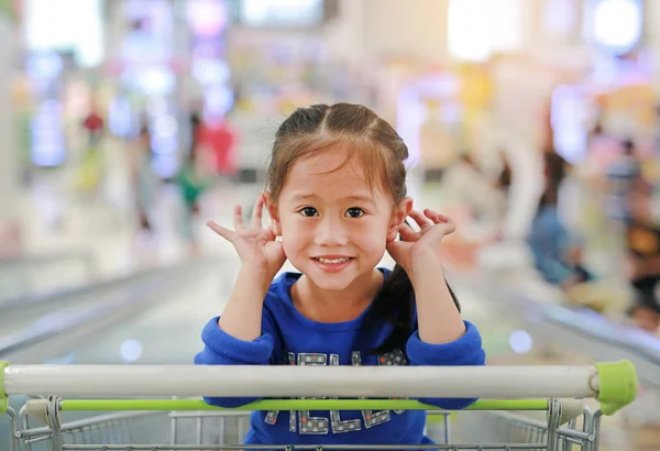 Gelukkig Aziatische Kind Meisje Zit Kar Tijdens Het Winkelen Van — Stockfoto