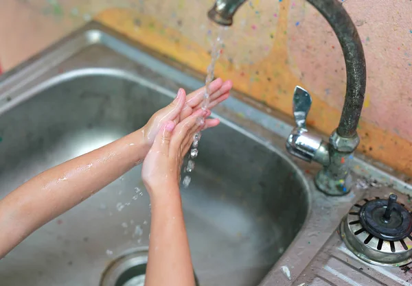 Γκρο Πλαν Παιδί Χέρια Πλύσης Στους Νεροχύτες — Φωτογραφία Αρχείου