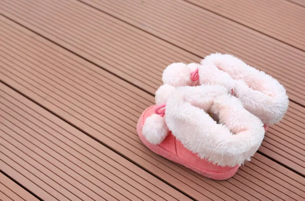 Par Sapato Moda Bebê Fundo Prancha Madeira Sapatos Estação Inverno — Fotografia de Stock