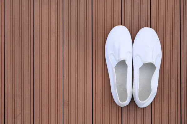 Λευκά Παπούτσια Φόντο Ξύλινη Σανίδα — Φωτογραφία Αρχείου