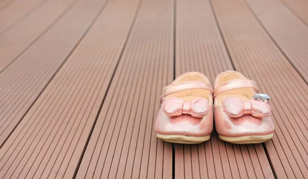 Par Mode Prinsessa Skor Trä Planka Bakgrund Babyskor — Stockfoto