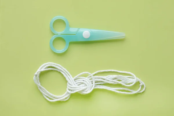 Cyan Пластикові Дитячі Ножиці Безпеки Мотузкою Зеленому Фоні — стокове фото