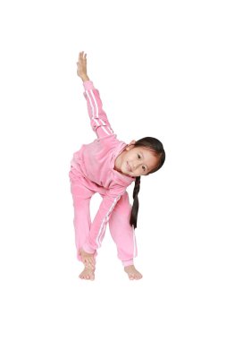 Pembe eşofmanlı gülümseyen Asyalı bir kızın portresi ya da beyaz arka planda izole edilmiş egzersiz yapan spor kıyafeti..