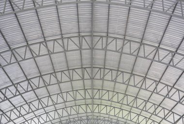 İçerideki metal ve şeffaf çatı.