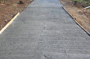 Kaymayı önlemek için kaygan yollara tırmık hattı olan yeni beton yol..