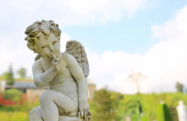 Cupid Sculptuur Zomertuin Buiten — Stockfoto