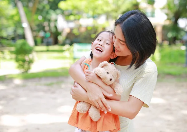 Potret Bahagia Ibu Asia Memeluk Putri Dan Memeluk Boneka Boneka — Stok Foto