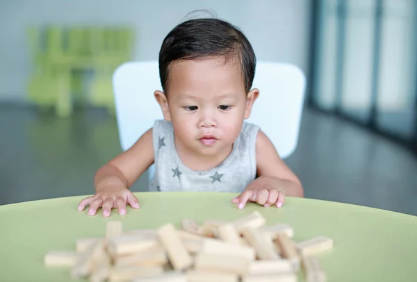 Portrait Petit Garçon Jouant Jeu Tour Blocs Bois Pour Cerveau — Photo