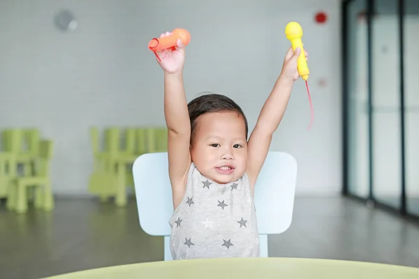 Drôle Petit Asiatique Bébé Garçon Chanter Une Chanson Par Plastique — Photo