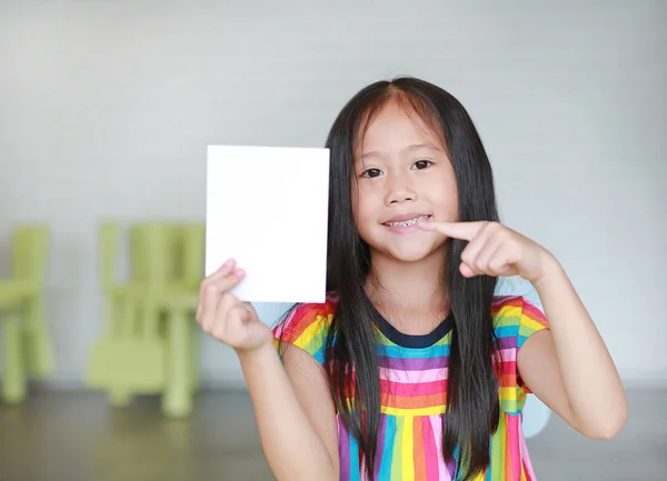 Porträt Eines Kleinen Lächelnden Asiatischen Mädchens Das Eine Weiße Papierkarte — Stockfoto