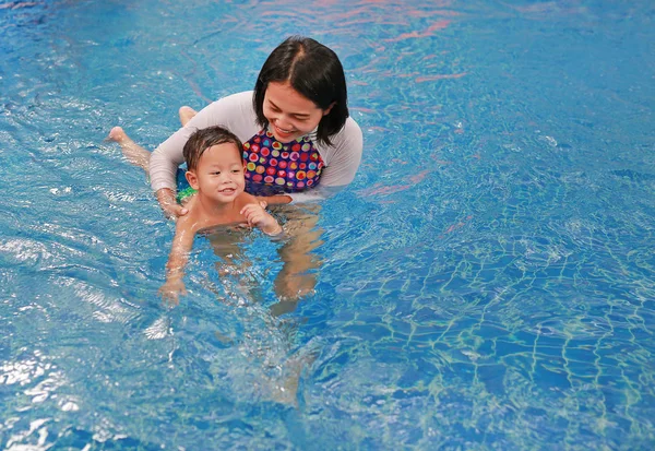 Asiatico Madre Prendere Piccolo Asiatico Bambino Ragazzo Nuoto Classe Felice — Foto Stock