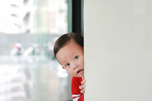 Menino Adorável Esconde Atrás Uma Sala Canto Bebê Jogando Peekaboo — Fotografia de Stock