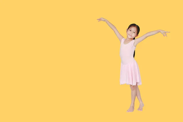 Pequena Menina Asiática Collant Rosa Praticar Sua Dança Balé Isolado — Fotografia de Stock