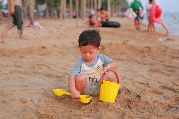 Roztomilý Malý Asijské Dítě Chlapec Hrát Písek Pláži — Stock fotografie
