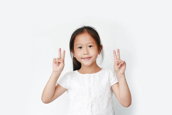 Χαριτωμένο Κοριτσάκι Δείχνουν Δύο Χειρονομία Δάχτυλο Σημάδι Ότι Αγωνίζονται Απομονώνονται — Φωτογραφία Αρχείου