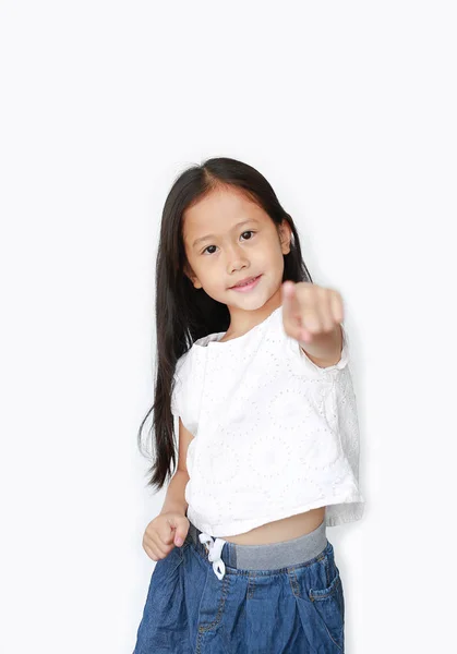Menina Asiática Alegre Criança Apontando Para Você Olhando Câmera Isolada — Fotografia de Stock