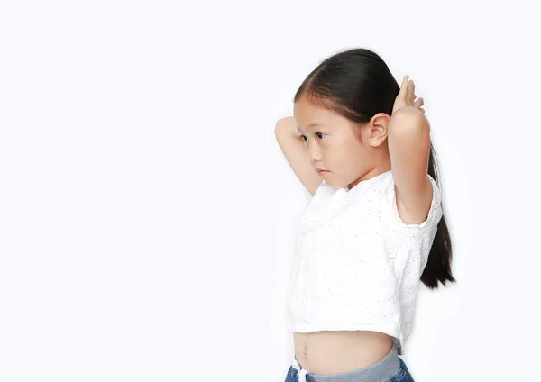 Retrato Pouco Ásia Criança Menina Amarrando Ela Cabelo Por Você — Fotografia de Stock