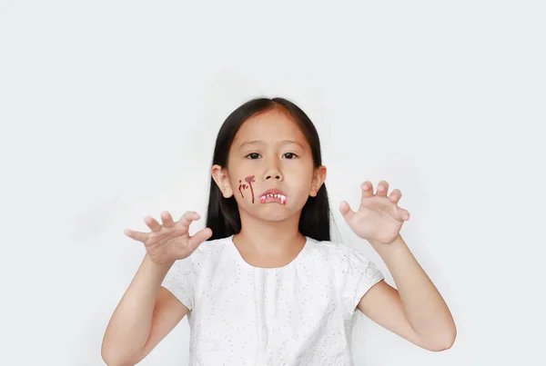 할로윈 복장을 아시아인 소녀의 사진하얀 소름끼치는 표정으로 카메라를 — 스톡 사진