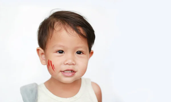 Retrato Pequeno Menino Asiático Com Rosto Compõem Lesão Adesiva Rosto — Fotografia de Stock