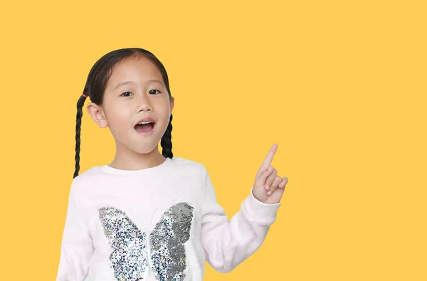 Menina Pequena Asiática Feliz Apontando Indicador Isolado Sobre Fundo Amarelo — Fotografia de Stock