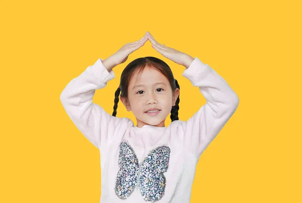 Gadis Asia Kecil Berpegangan Tangan Atas Kepala Seperti Rumah Atap — Stok Foto