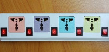 Güç çıkışı şeridi. Elektrik fişi.