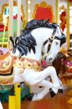 radio host met hoofd telefoonsCarousel. neşeli bir karnaval ata yuvarlak gitmek.