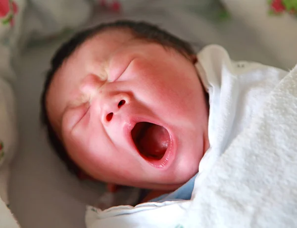 Asiático Poco Bebé Bostezando Cama —  Fotos de Stock