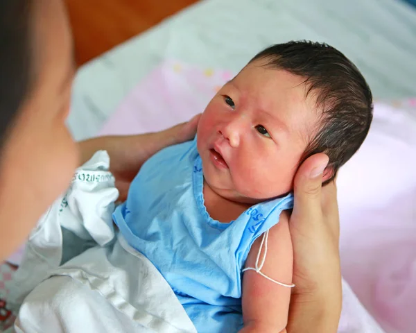 Pasgeboren Baby Moeder Hand Open Ogen — Stockfoto