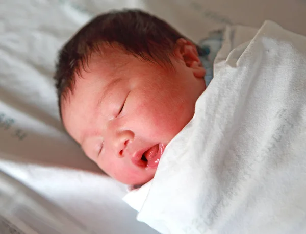 Recién Nacido Dormido Manta Sala Partos —  Fotos de Stock