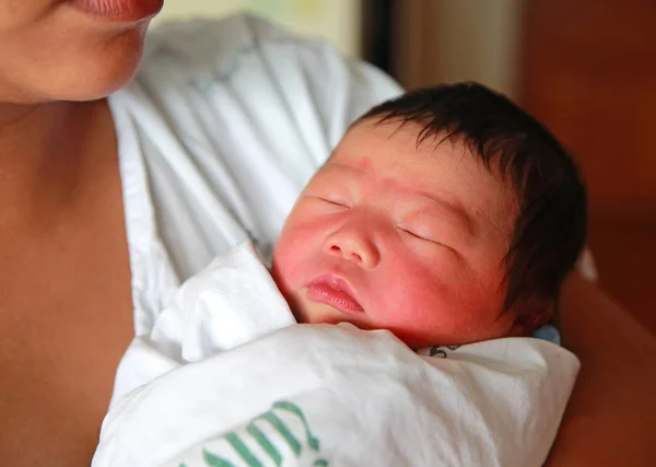 Bayi Yang Baru Lahir Aged Tidur Hari Dada Ibu — Stok Foto