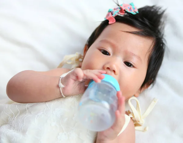 Asiática Bebé Comiendo Leche Biberón — Foto de Stock