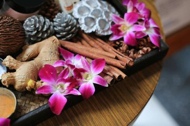 Tahta tepside orkide çiçek, sağlık hizmeti ve spa konsepti. Doğa spa malzemesi.