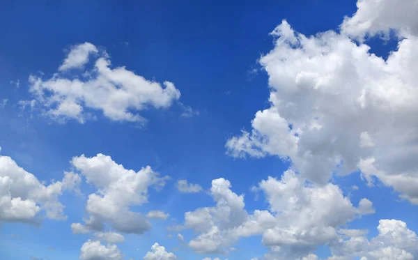 Blå Himmel Med Vit Moln Bakgrund — Stockfoto