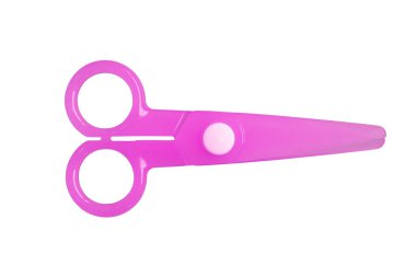 Pembe Plastik çocuk güvenlik makası beyaz arkaplanda izole.