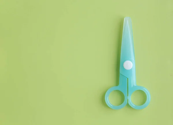 Ножиці Безпеки Блакитного Пластику Дітей Зеленому Тлі — стокове фото
